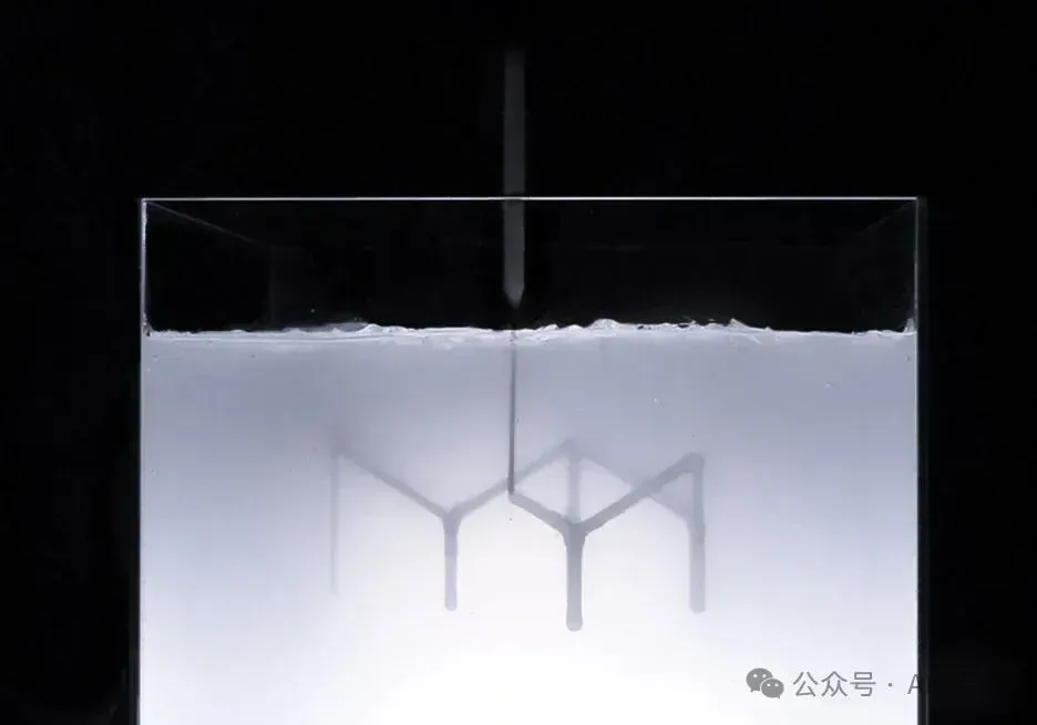 MIT衍生公司Rapid Liquid Print完成700万美元A轮融资，由HZG集团领投，宝马i Ventures等跟投。其凝胶内液态3D打印无需支撑，可快速制造柔性大尺寸部件，瞄准汽车座椅、假肢护垫等场景，展现颠覆性应用潜力与可持续价值。