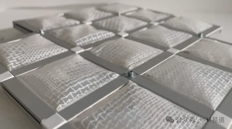 伦敦大学学院学生开发多喷头硅胶3D打印系统，结合负泊松比瓦片与充气膜结构，制成可随光线自动膨胀收缩的窗框，让建筑像呼吸般调节采光，拓展了柔性弹性体在建筑外立面中的应用潜力。
