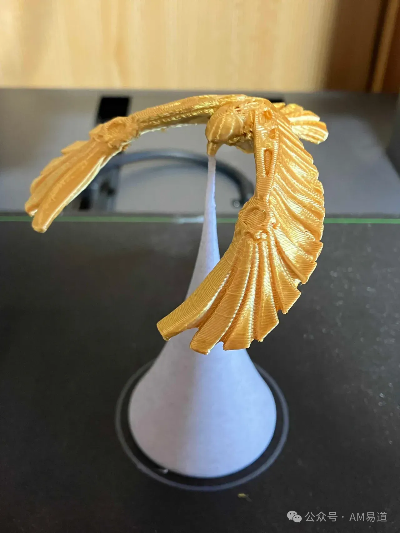 这款3D打印自平衡小鸟以平衡结构稳立于不同表面，兼具观赏与互动趣味。文章分享层高0.16mm、打印速度60mm/s、壁速30mm/s、填充20%、支撑和裙边等参考设置，图片与技术来自NGONJUAN。