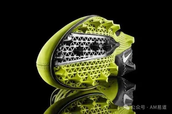 3D打印正深入渗透足球产业，从定制化球鞋、护具，到球迷周边、伤病康复、个性化营养食品，再到训练辅助与战术分析，六大应用方向展现广阔潜力，有望让足球更安全、高效、精彩，也为行业带来新商机。