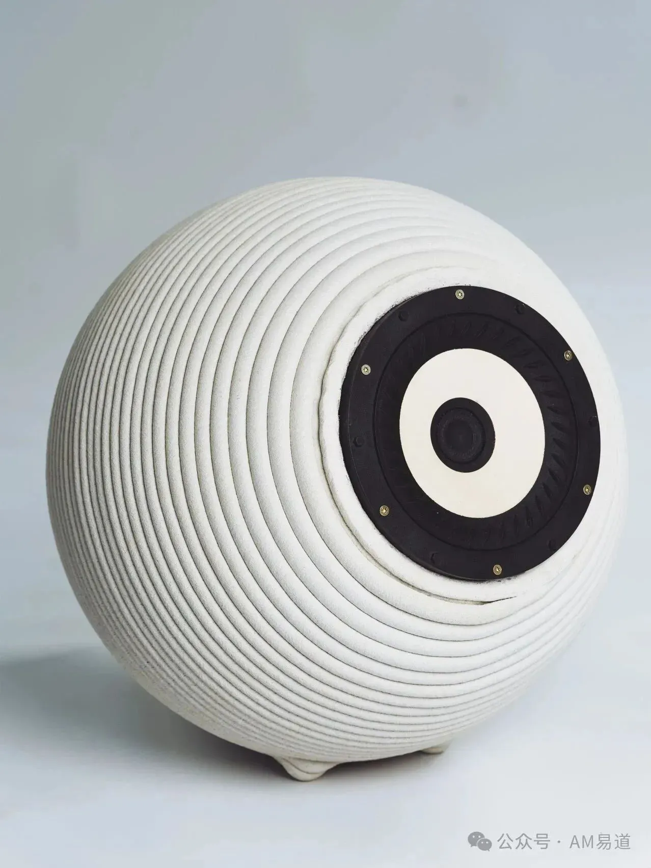 这组图文展示Vertico设计的3D打印球形混凝土音响，关注层叠纹理、流畅外形与家居空间中的工业美感，并介绍作者对其声学特性及设计潜力的解读。图片与模型设计来自Vertico，配文来自AM易道。