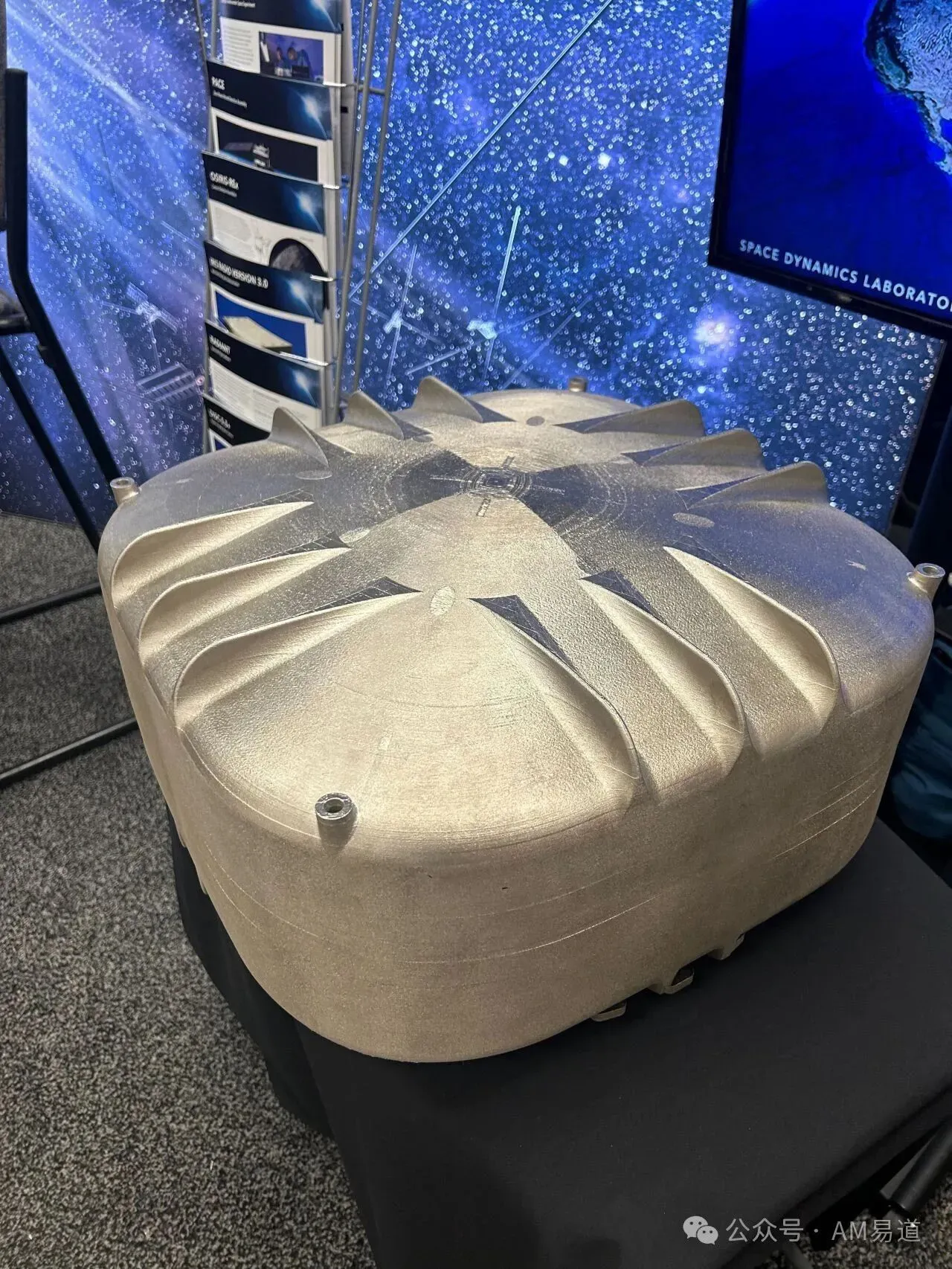 本图集展示Velo3D、Space Dynamics Laboratory与ATI合作的金属3D打印ESPA推进剂储罐，并介绍面向小型卫星的半尺寸与全尺寸规格、轻量化、平台兼容及按任务定制等特点。原文未给出在轨验证、性能测试或量产交付结果。