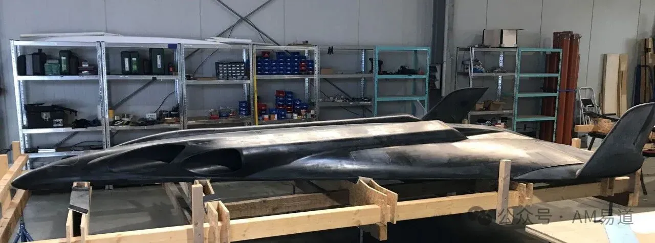 本图集展示POLARIS Spaceplanes长4.24米的MIRA飞行器原型。按2024年发稿信息，MIRA是AURORA的缩小验证原型，AURORA当时计划2026年首飞并以1000公斤低轨载荷为目标；公开信息仅确认3D打印辅助原型制造，冷却和燃料流道的用途属于作者推测。