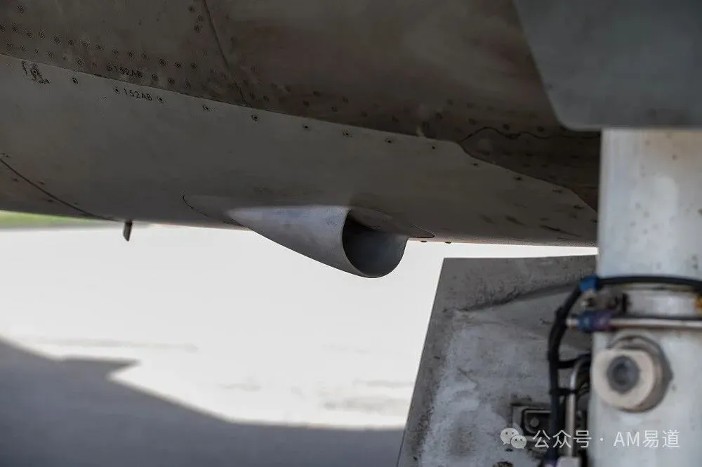 本图集介绍意大利空军在T-346A教练机上进行3D打印进气道部件的实机飞行测试，并展望增材制造在飞机零部件中的应用。图片来自Aeronautica，配文来自AM易道。