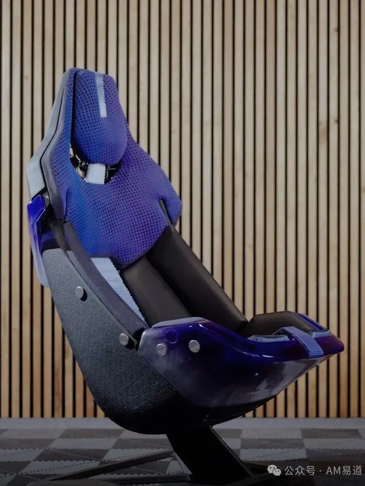 本图集介绍BMW M Visionary Materials座椅及其Altair Enlighten大奖「可持续工艺」奖项，展示3D打印、植物基材料、机器人纤维缠绕与便于拆解回收的模块设计。原配文称减排高达90%，未说明比较基准及核算边界；图集不据此证明量产效果。图片来自BMW。