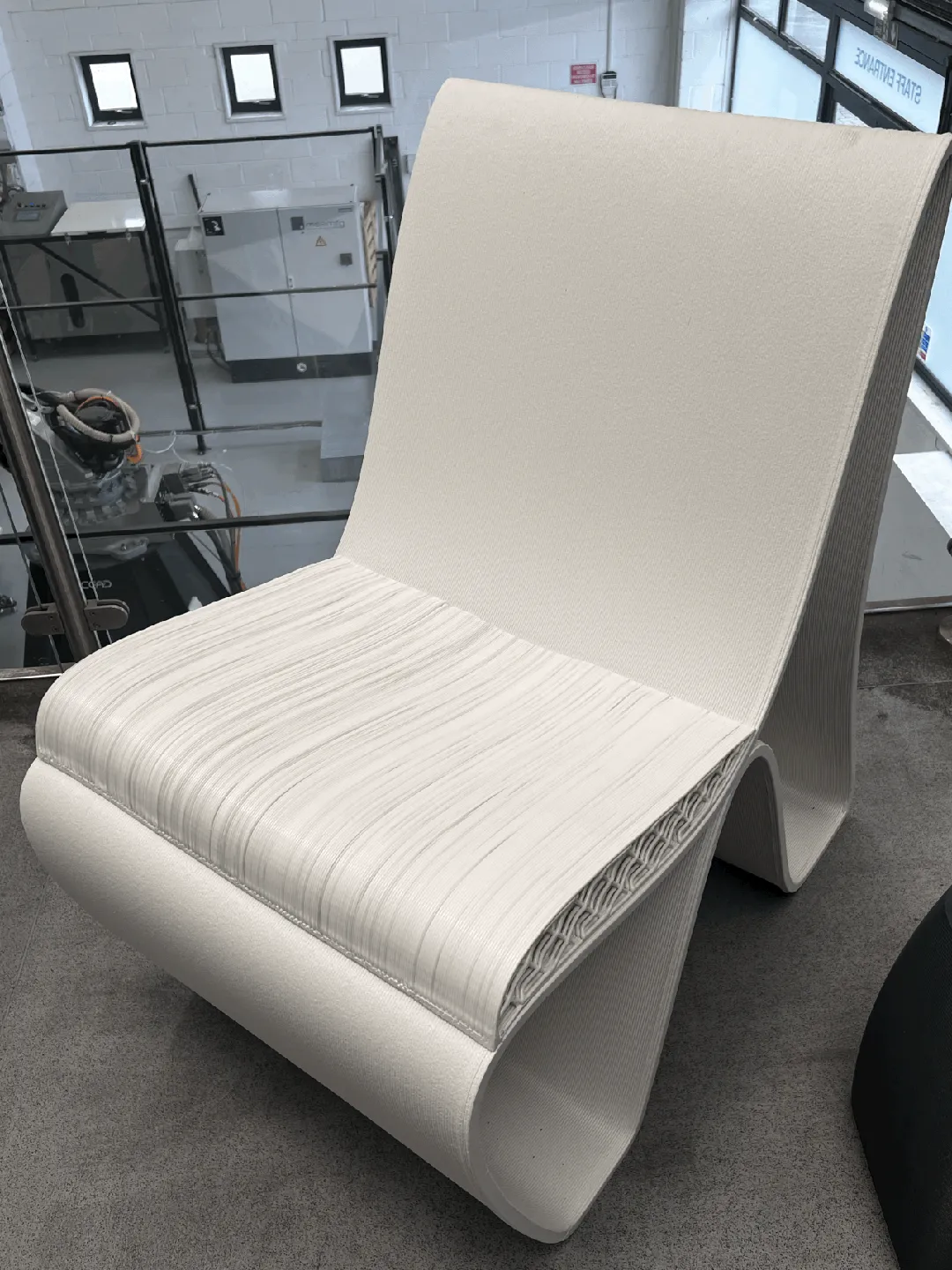 本图集展示Max Osmond的3D打印椅子与TPE网格座垫设计。原配文介绍以热熔挤出技术制作TPE座垫，并指出目前触感偏硬；AM易道据此建议探索光固化弹性材料，这一建议属于作者判断。椅体与座垫的造型协调，不等于两者已采用同一材料或单次整体打印。