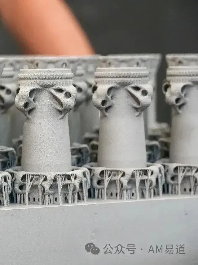 Scope Artech 4轮组采用算法生成的骨骼状3D打印轮毂，仅重210克。以钪铝合金为原料，历经4天打印、机加工及PVD涂层，兼顾轻量、强度与刚性，突破传统工艺限制，为自行车领域开辟了复杂结构量产新路径。
