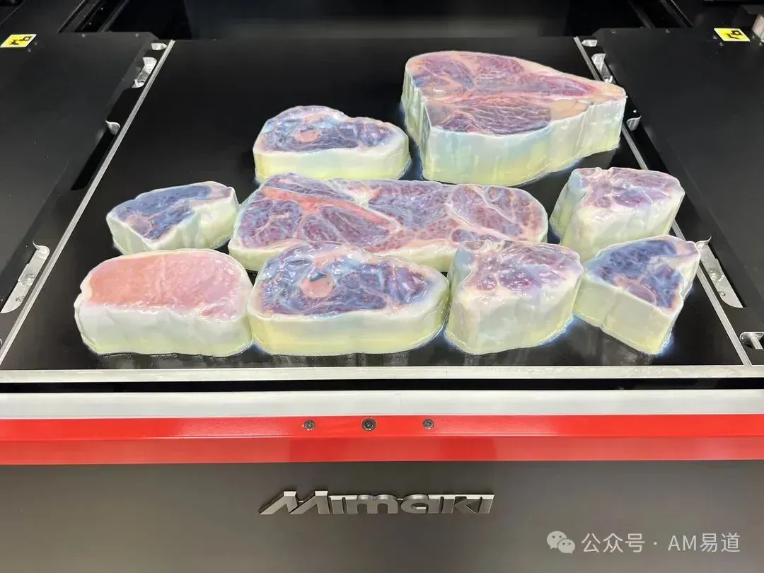 3D打印技术正将食玩带入全新维度，通过逐层精准控制色彩、密度与结构，实现视觉与口感的双重创新。五彩牛排既可观赏把玩，又能食用收藏，打破传统食品边界，为美食爱好者、科技迷和艺术收藏家带来跨感官的沉浸式体验。