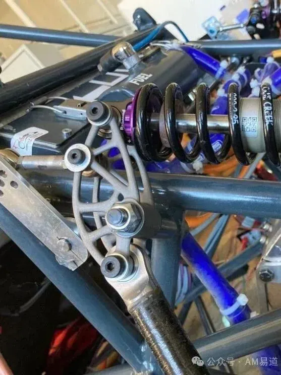 Delta Racing Team借助SKO拓扑优化与3D打印，将钛合金赛车部件平均减重超50%，整车轻了3公斤。通过弹性模量分区设计，实现导流板创新、功能整合及内部冷却通道，展现了数字化制造对赛车性能的深度重塑。