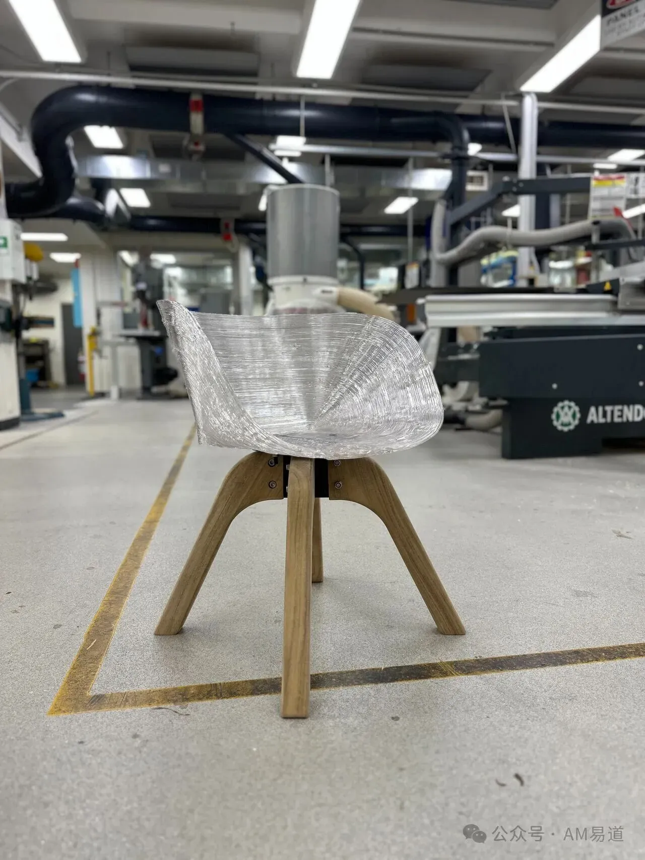这款透明椅子展示了3D打印的前沿突破：通过非平面切片、颗粒料打印与机器人臂协同，实现注塑级表面和更强结构；配合拓扑优化与自适应填充，减重增效，为复杂曲面制造开辟了新路径。