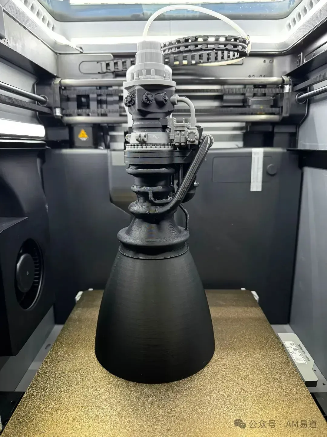3D打印爱好者可自行制作SpaceX猛禽3发动机模型，文中提供两款STL文件下载，含原始版与带LED灯座版，并附模型来源及相关文章，展示3D打印在航天模型创作中的趣味应用。