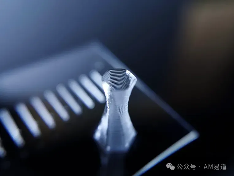 玻璃3D打印正从实验室走向产业化，本文梳理了激光直写、高温挤出、光固化等主流技术路线及Nobula、Micron3DP等代表企业，解析其在医疗、光学、航天等领域的应用潜力，并探讨材料局限、成本控制等挑战与多工艺融合的未来趋势。