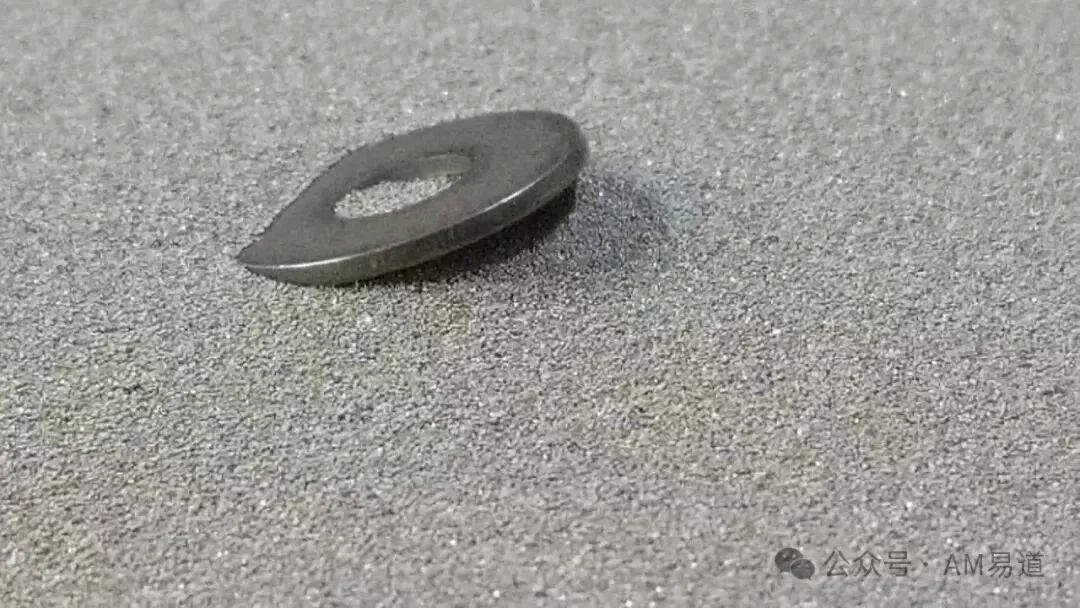 基于静电场的非接触式铺粉技术Electroplaning，无需刮刀即可实现粉末的平整与压实，有效避免翘曲零件带来的设备损坏风险，并支持对现有LPBF设备的改装升级，或将为粉末床熔融工艺带来可靠性革新。