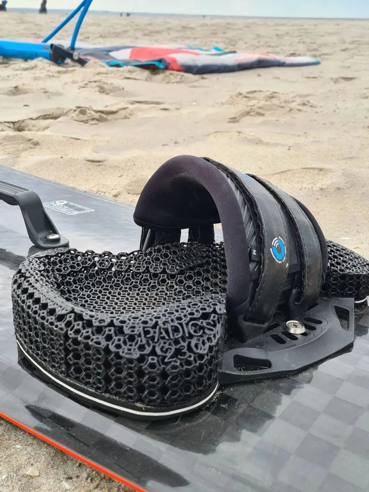 Padics以3D打印晶格结构打造TPU冲浪板脚垫，经特殊后处理抵御海水侵蚀，并通过云端平台依用户需求定制减震与通风表现，展现运动器材的个性化未来。