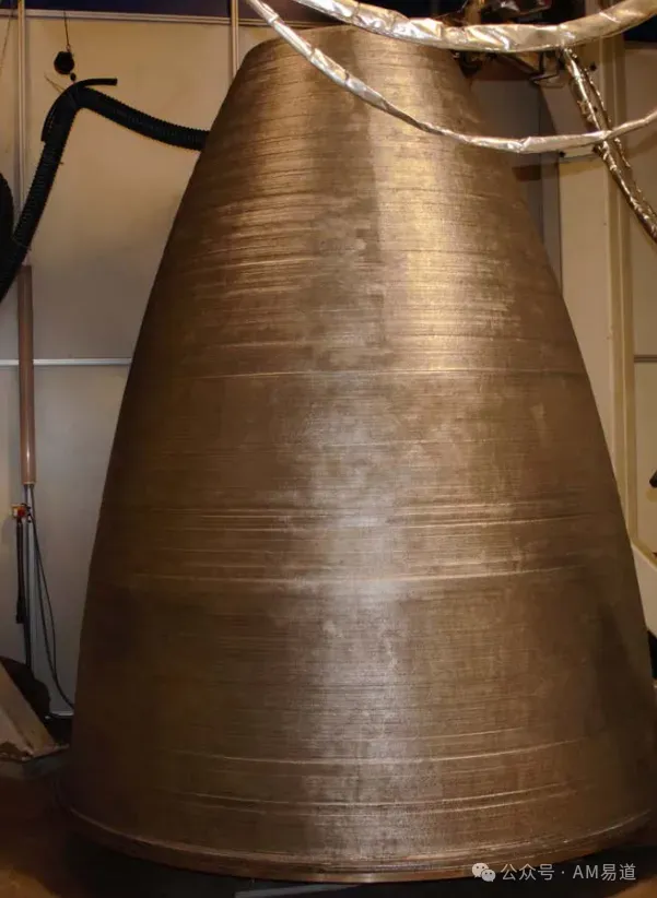 NASA联合DM3D采用送粉DED技术，成功制造高3米、直径2.4米的RS-25火箭发动机喷管衬里。通过双激光头协同、闭环控制及仿真优化，实现JBK-75合金高效沉积，为大型航天金属构件增材制造提供重要参考。