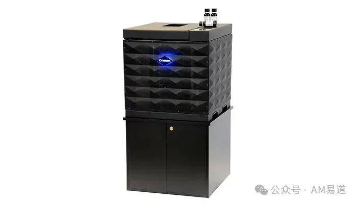 本文介绍意大利初创3dnextech拟在CES2025展示的3DFinisher后处理设备及融资历程。据企业公开资料，设备通过自动化化学物理工艺改善ABS、ASA、PETG等打印件的表面质量。文章保留作者对工艺机理的猜测，并指出效果稳定性、安全环保及零件核心性能等难题是否得到全面解决仍不确定。