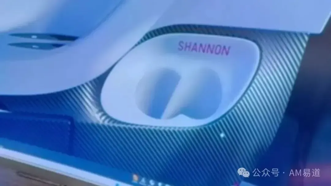 布加迪设计总监Frank Heyl为车主Shannon设计3D打印定制杯架，安装在车门储物格中，采用便于拆装的卡扣结构，并加入车主姓名与配色。文章结合这一案例讨论3D打印回应日常需求、轻量化和个性化定制的价值。