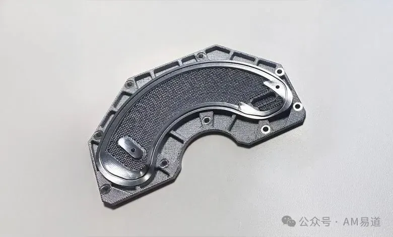 Siegfried Hofmann与GROB合作，以液态金属喷射成形制造颗粒泡沫成型用铝模具。案例称依项目复杂度，从设计到首次发泡最快一周，并利用多孔镶件改善蒸汽通透和热循环；文中指出其适合表面质量要求不高的系列零件及短期原型测试。