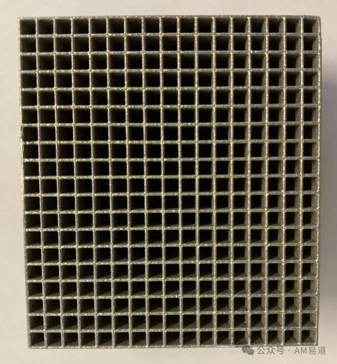 西屋电气增材制造负责人Adam Travis在3D Pod访谈中介绍铝合金研发经历、核工业材料与质量要求，以及底部滤网、燃料组件等应用。文中报道滤网碎屑过滤效率由约65%升至96%，并说明先导使用与辐照后检查流程、供应链策略及新一代反应堆相关展望。