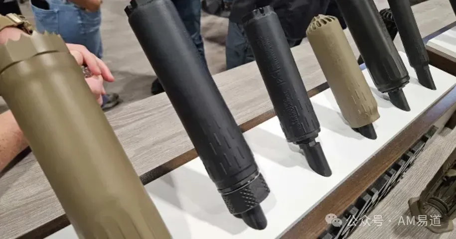展会显示，金属激光粉末床熔融正重塑消音器制造：无焊缝、少人工干预，加快迭代；螺旋气道、异形挡板、诱导多孔性等创新涌现，Haynes 282应用扩大。高售价与毛利下，渗透率及营收或超预期。