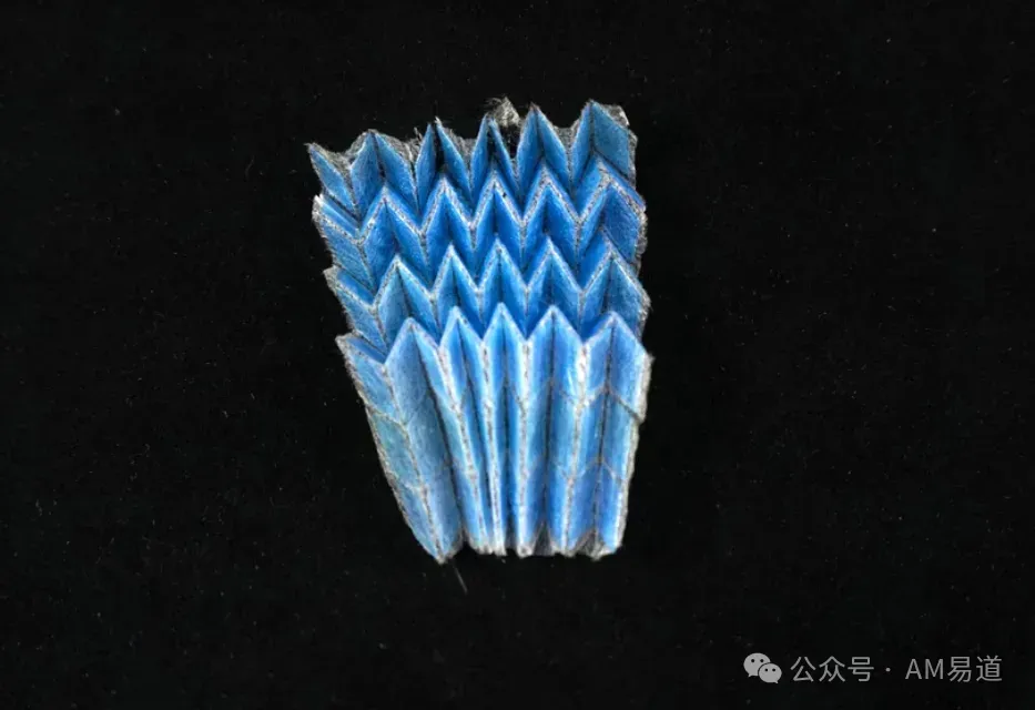文章以山西太谷花灯作坊为例，梳理3D打印在数字建模、主体成型与手工精修中的协同应用，并给出纸上打印DIY流程及装配要点，说明该技术可压缩制作周期、拓展互动表现，推动传统花灯工艺共生升级。