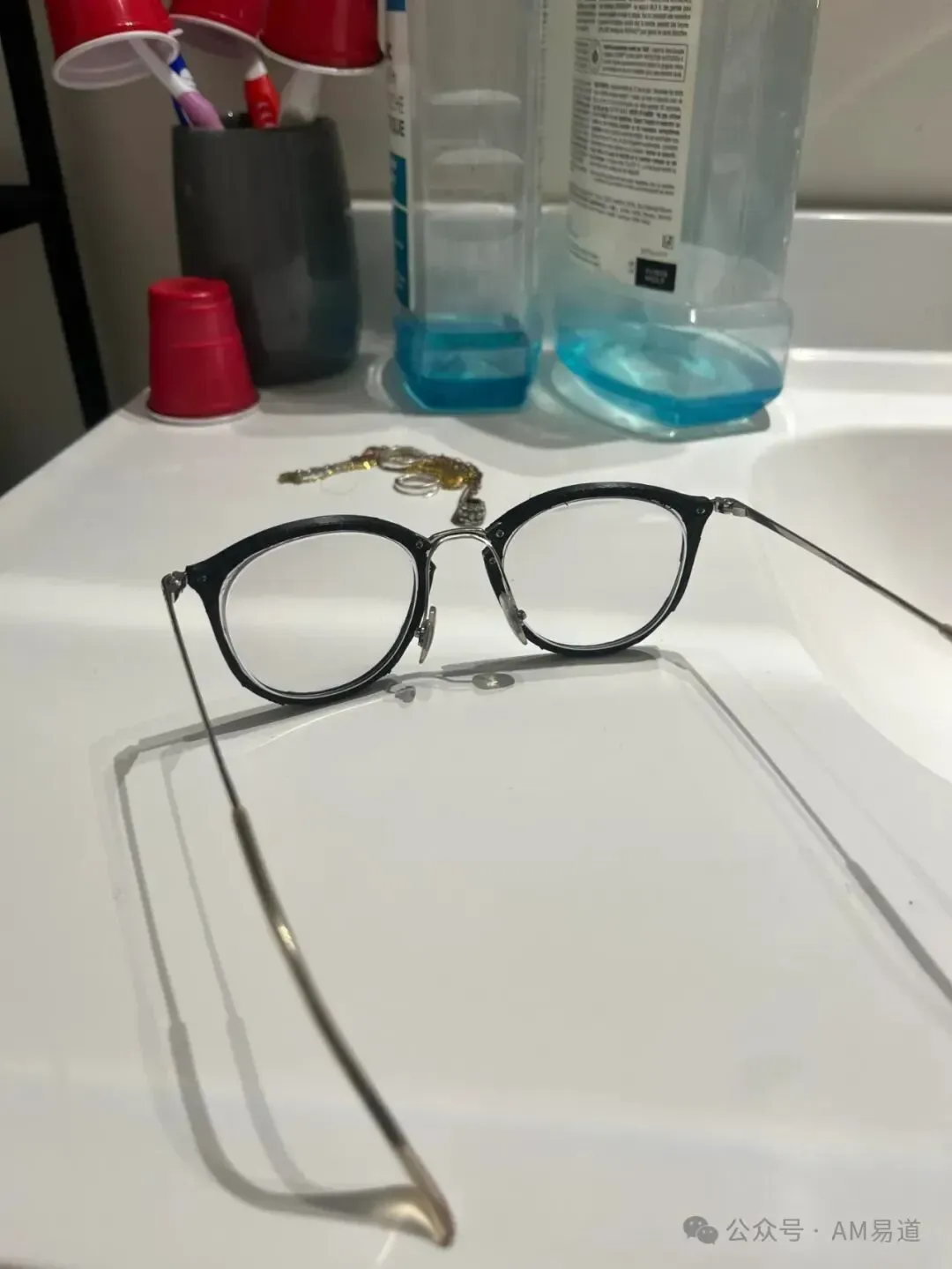 Reddit近视用户镜框碎裂，借图片追踪与布尔建模，反复试打镜腿，约15小时完成、5小时失败，最终恢复使用；专业验光师称质量不输雷朋，帖子引发眼镜定价与增材制造个性化修复讨论。