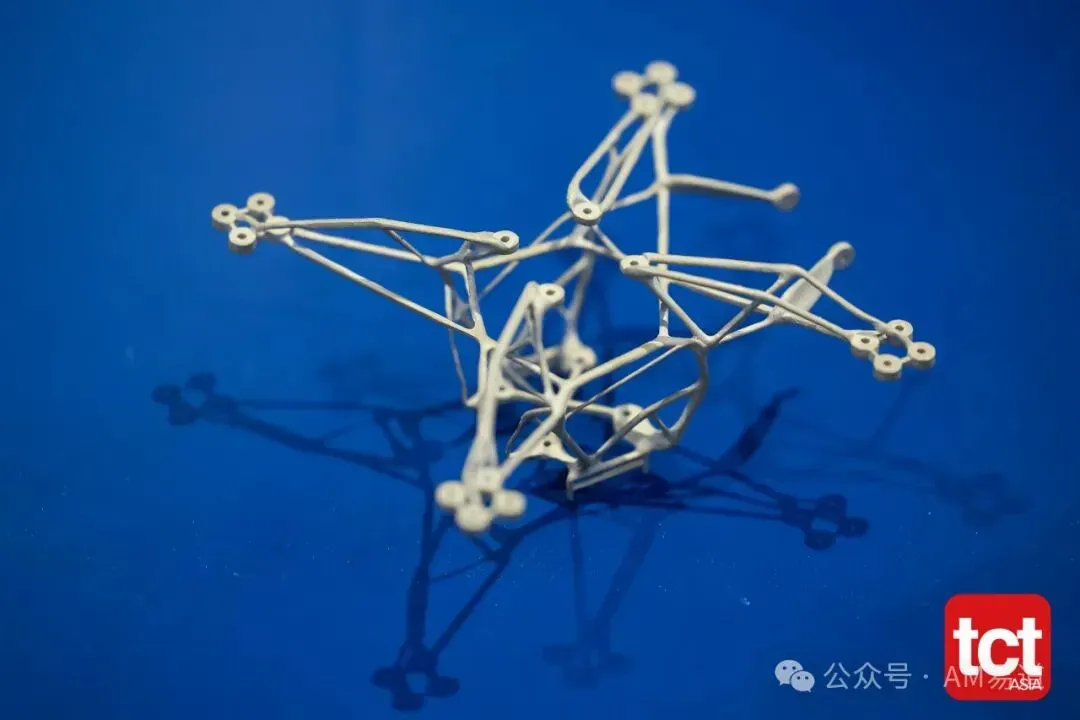 文章精选TCT亚洲展多领域3D打印展品图，涵盖航空航天、晶格散热、鞋履、汽车无人机、医疗与文创，并以七首七绝配图，附官方图集来源。