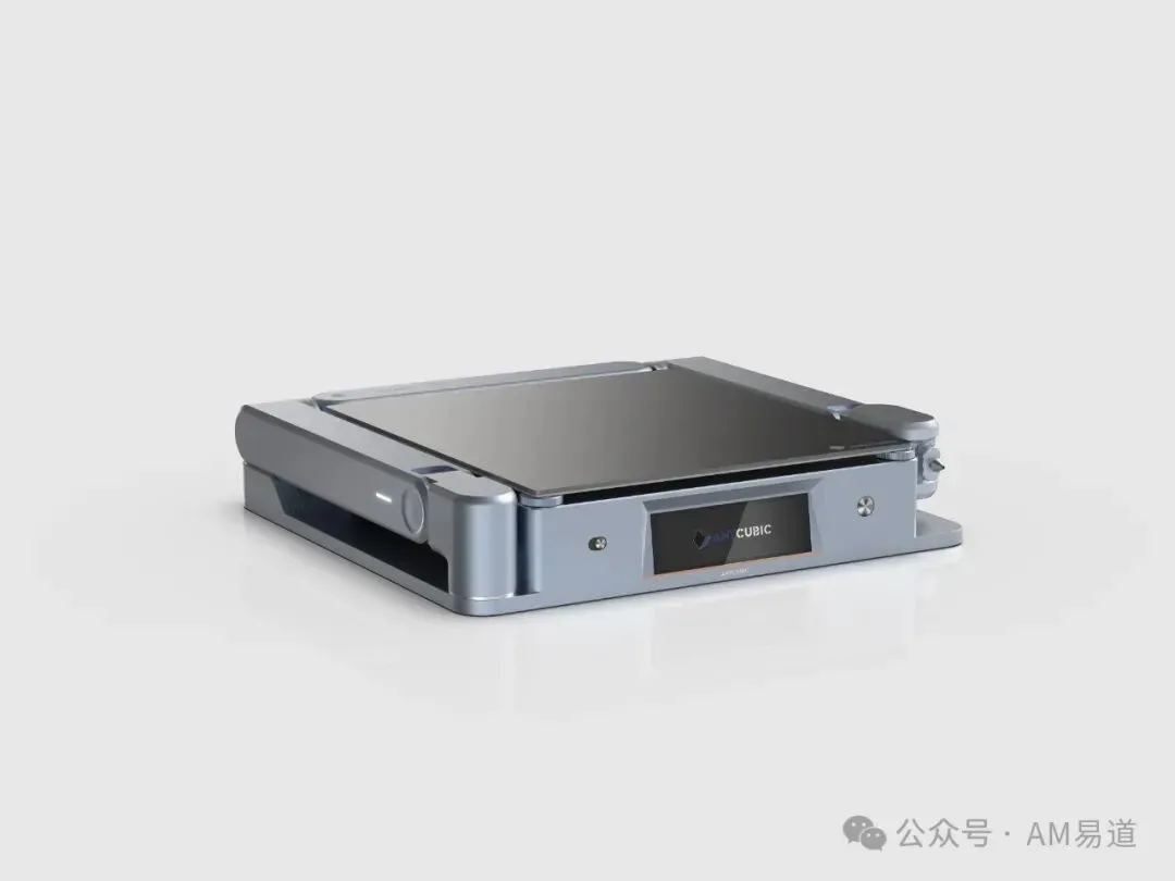 这款3D打印机以五轴旋转兼顾折叠与打印，厚75毫米却能成型460毫米，打印头可任意位置停止并配抽屉式耗材收纳；有望用于移动创作、医疗和教育，但精度、校准与续航仍待验证，海外媒体曾预计2025年底上市。