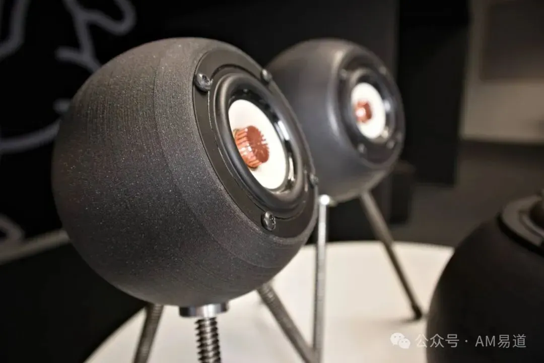 报告显示，3D打印扬声器通过逐层成型拓展内外声学结构，受个性化音频、快速原型及材料创新推动；家庭音频份额最高，欧洲领先，亚太加速崛起。