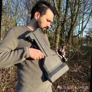 London Defense R&D以HP MJF工艺打印LD80反无人机枪，集成定向天线与80W射频，据称射程达千米、重4公斤，已在乌测试；其售卖设计而非成品，凸显3D打印降本与战地快速制造潜力。
