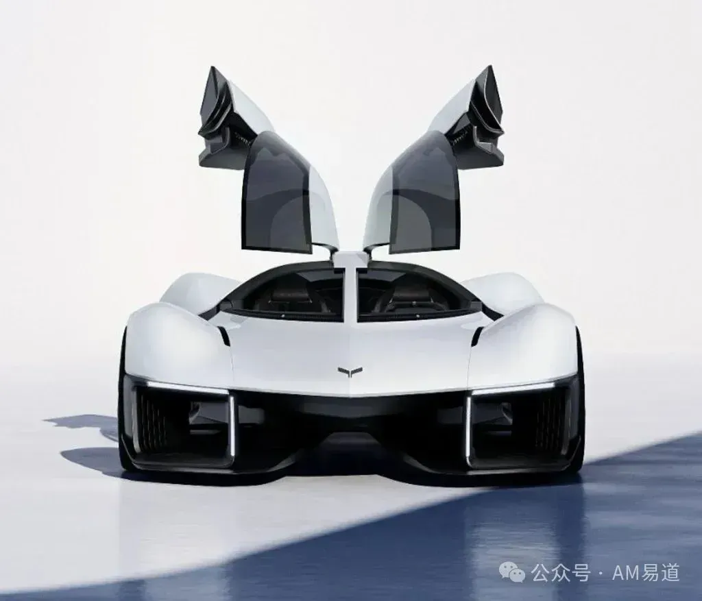 通用英国团队以全3D打印车身打造科尔维特概念车，借轻量化、少零件与上下分区设计，集成电池及动态空气动力学；C8原型曾用75%打印件，该作可能不量产，却预演2025超级跑车概念。
