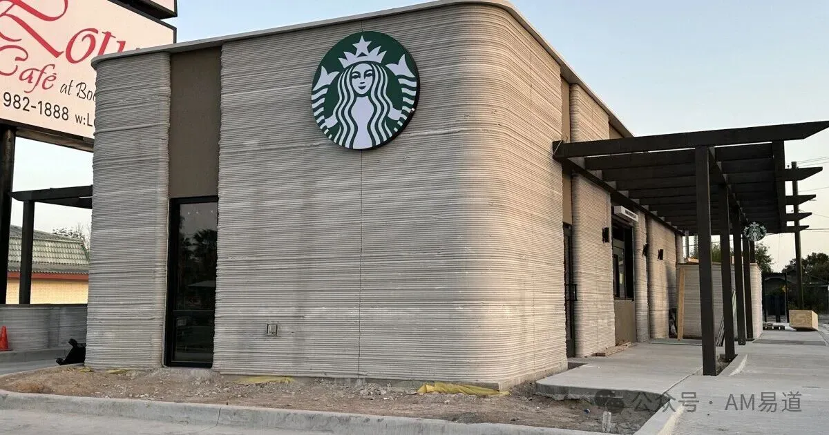 星巴克在得州落地全球首家3D打印门店，采用COBOD BOD2与PERI团队逐层挤出混凝土，数天建成并保留原始纹理；门店仅支持得来速和手机点单，意在降本增效、吸引科技客群并验证建筑创新。