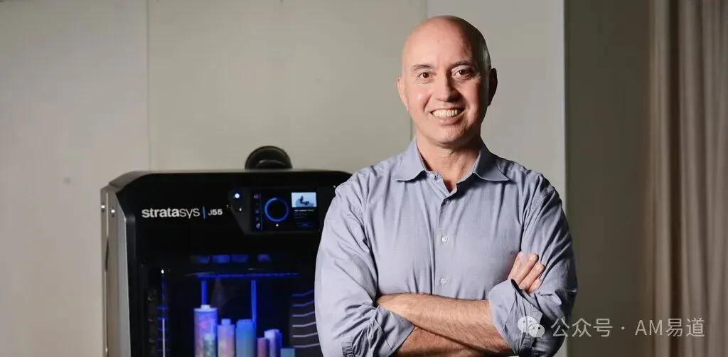 Stratasys CEO Yoav Zeif谈四维战略、市场双轨分化，以及关税可能促进本地化增材制造的判断。文章随后附AM易道评论和DeepSeek对中国企业全球化、生产布局与竞争力的四组问答。