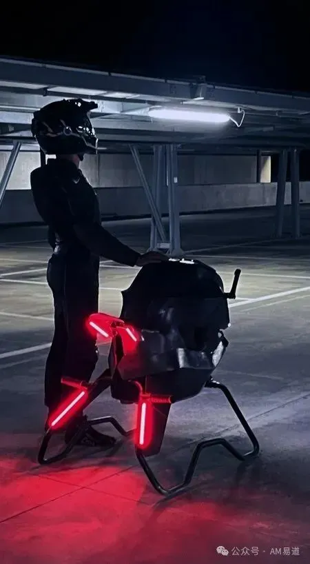 波兰发明家推出Volonaut Airbike，以碳纤维与3D打印打造较传统摩托轻7倍的机身，结合喷气推进与自动悬停，展现增材制造在个人飞行器及低空经济中的应用潜力。