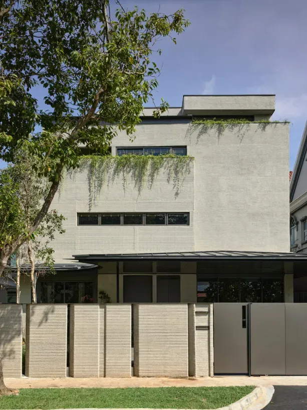 QR3D以九成3D打印混凝土建成，中央12米锥形天窗借鉴万神殿，兼顾通风采光；场外打印与现场浇筑混合施工，14个月完成，验证了住宅3D打印在成本、效率及设计表达上的潜力。