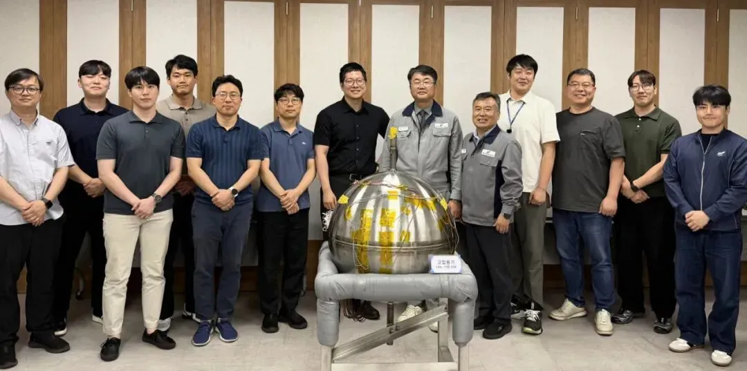 KITECH与KARI等机构以DED制造直径640毫米、容积130升的Ti-6Al-4V压力容器，并在−196°C、330 bar条件下完成验证。报道指出，后续仍需进行循环压力、振动、长期密封等测试及飞行认证，推进航天应用。