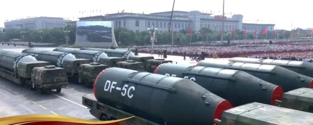 文章以2025年9月3日阅兵为背景，讨论增材制造在军工制造中的结构整合、轻量化、材料利用率与生产周期等优势，并介绍材料和数字化制造的相关观察及未来展望。内容保留作者当时的分析与推测属性。