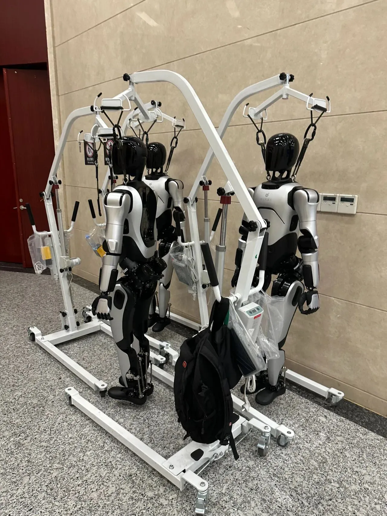 手记借展会机器人类比12年前3D打印热：展示吸睛但应用待验证，FDM入家庭历经12年；作者以AI折半预测机器人约需6年。