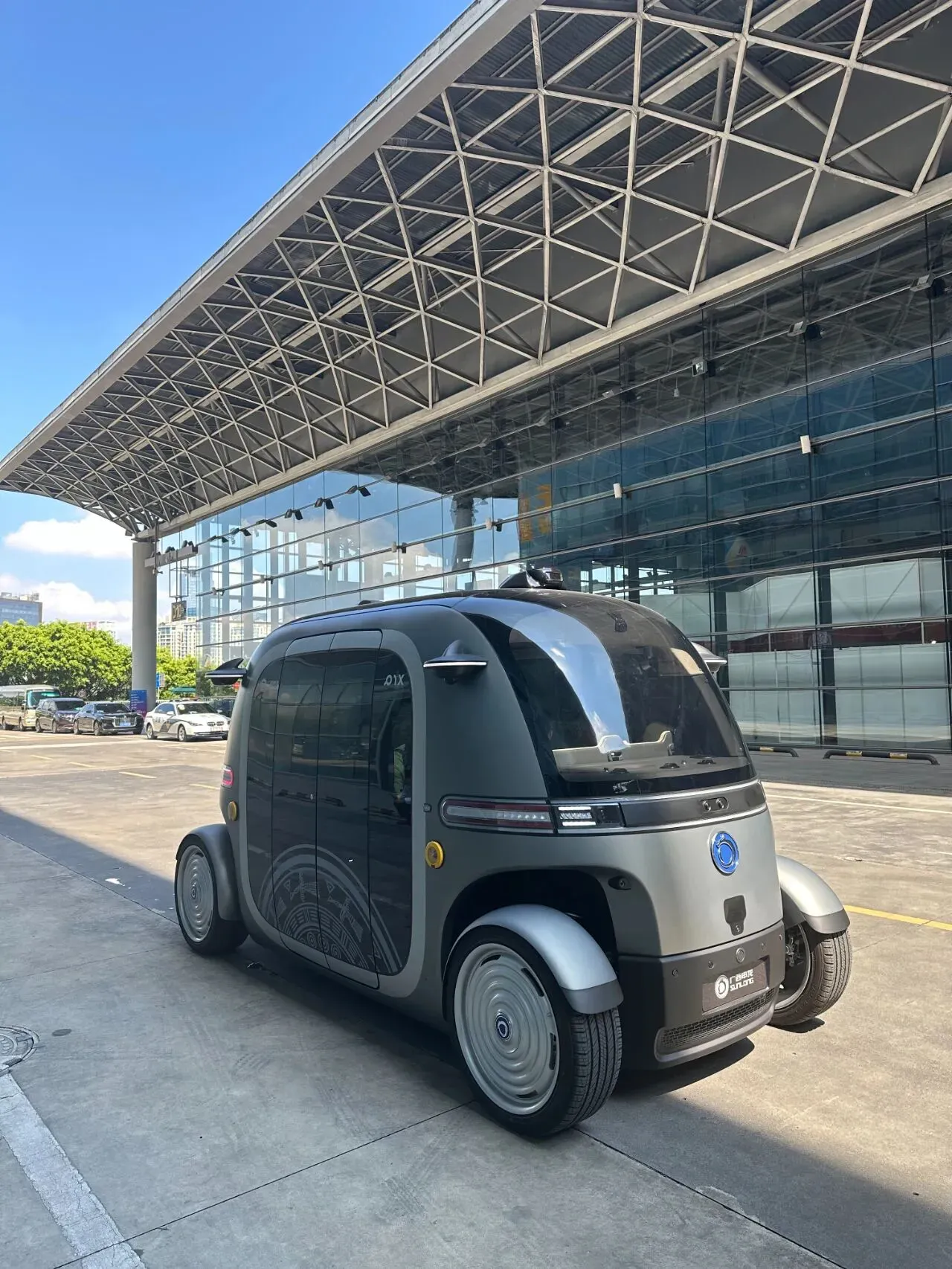 作者记录在广西实拍PIX Moving Robobus无人接驳小巴的观察，并表达自己对RoboEV车架、Robobus底盘采用电弧DED打印的理解。手记由小巴外观引出对工业级与消费级3D打印设备设计的个人评价，认为提升颜值有助销售。