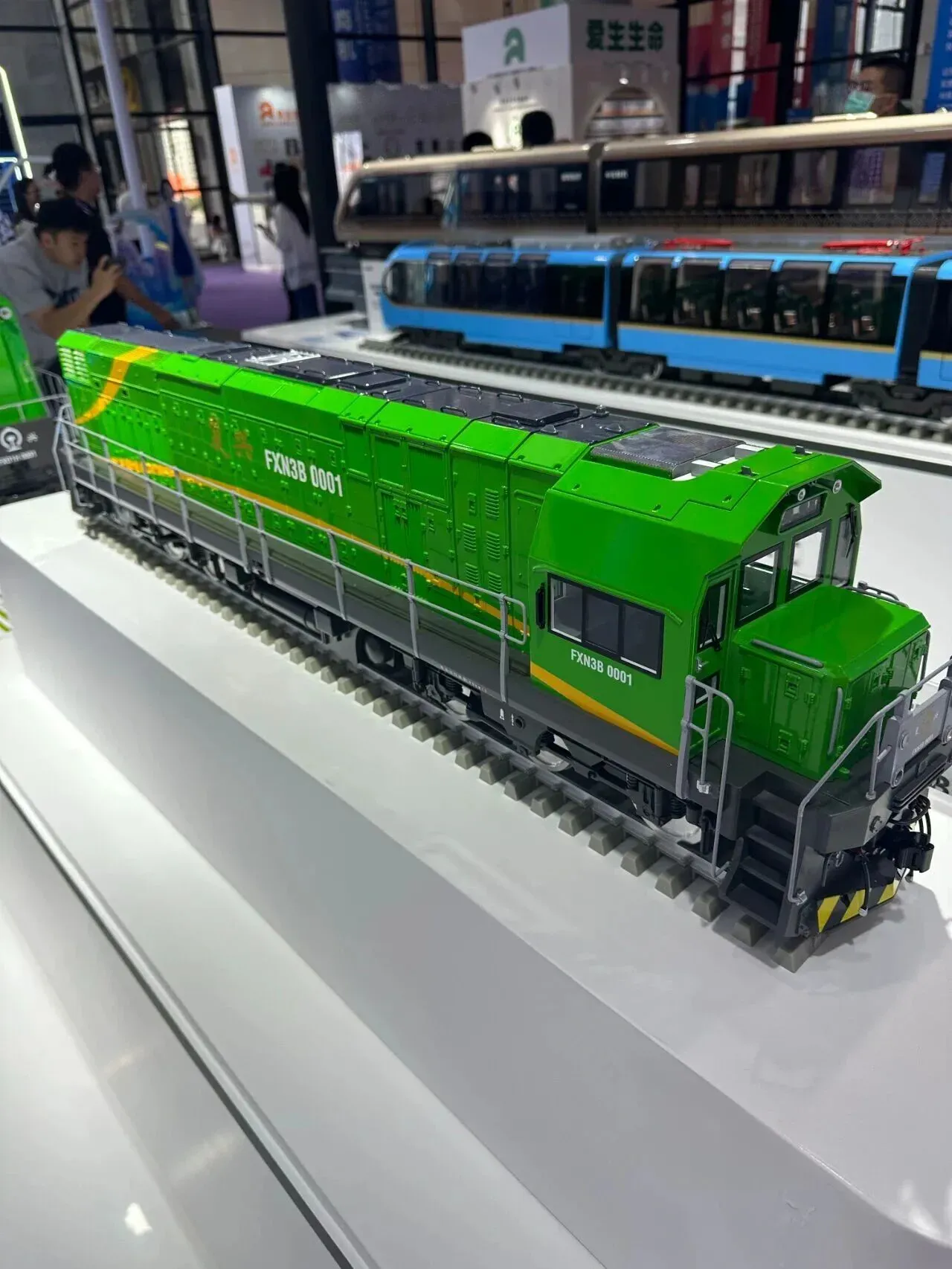 文章由微重力激光送粉DED切入，借中车3D打印火车模型实拍，剖析展示模型依赖拆件、打磨、喷漆和粘接的人工模式，指出人效与溢价受限，并提出工序分工、小模型、工匠手工叙事及天然材料点睛等路径。