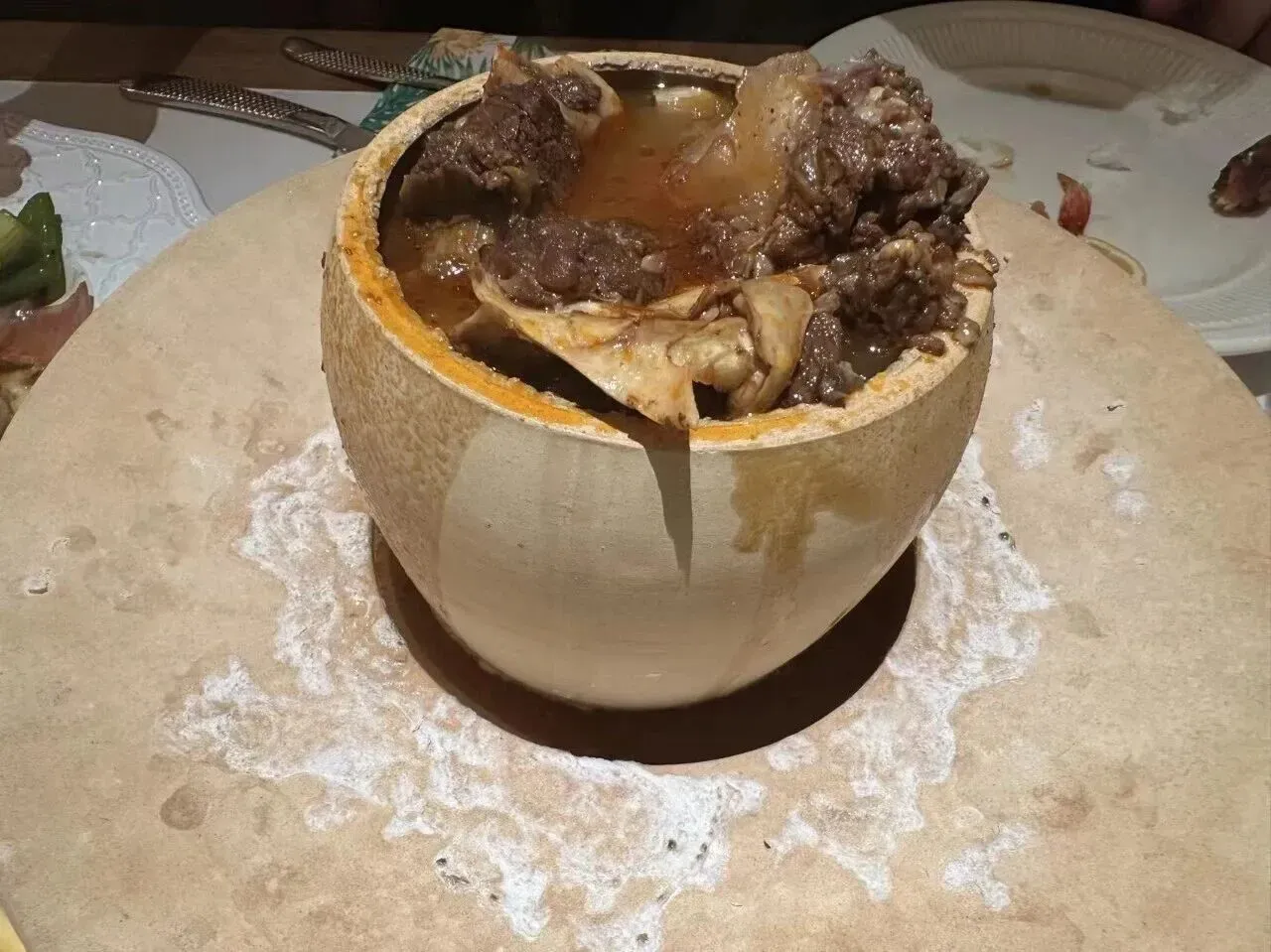 作者由瓦罐牛肉畅想3D打印主题餐厅：食材挤出成型、陶瓷金属餐具、激光烧烤打标、打印装饰与设备引流及人才运营均具可行性，认为技术积累已足，并自荐顾问与首位食客。
