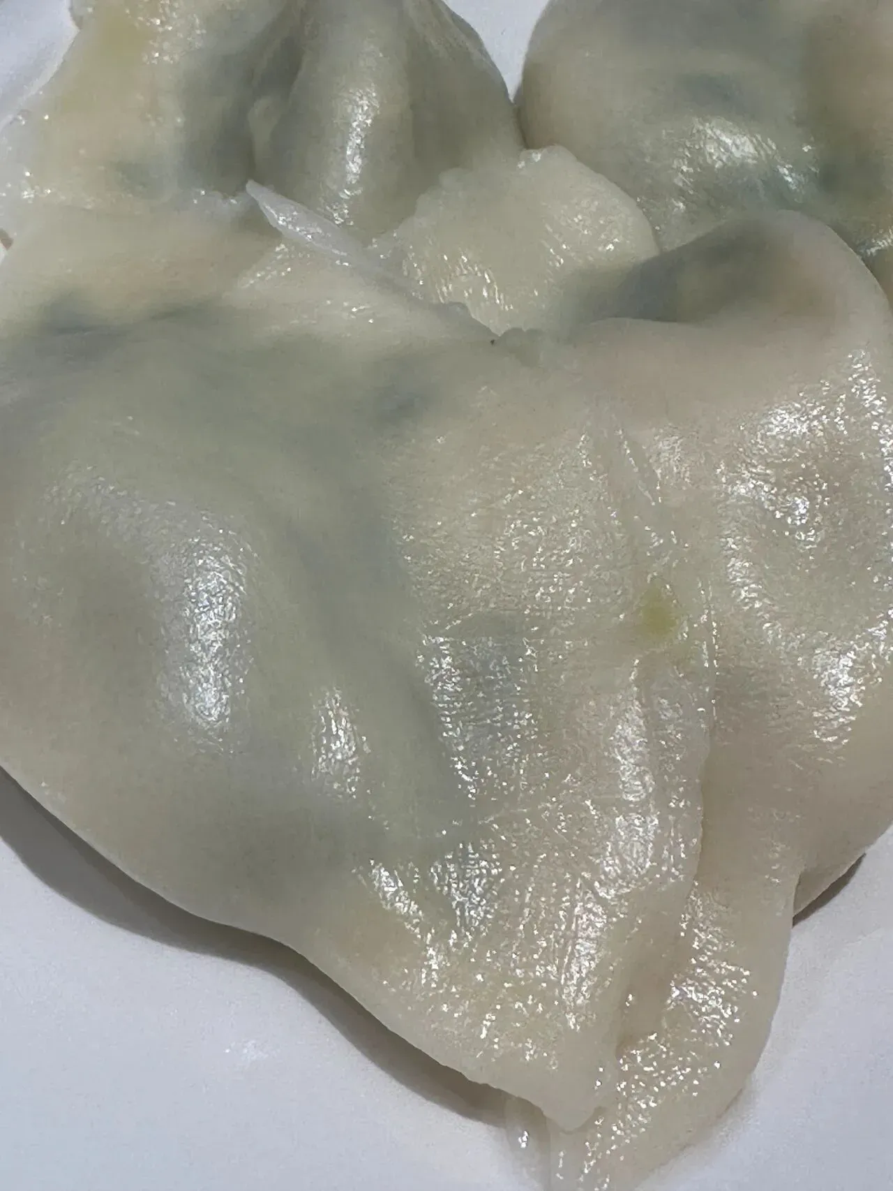作者由手包饺子的表面纹理联想到金属3D打印零件，分享自己观察悬垂面、支撑去除痕迹、扫描纹路、黑点、颜色及溯源标识的经验，并讨论外观发现问题与后续检测、精修的关系。全文为个人手记，保留其判断与猜测。