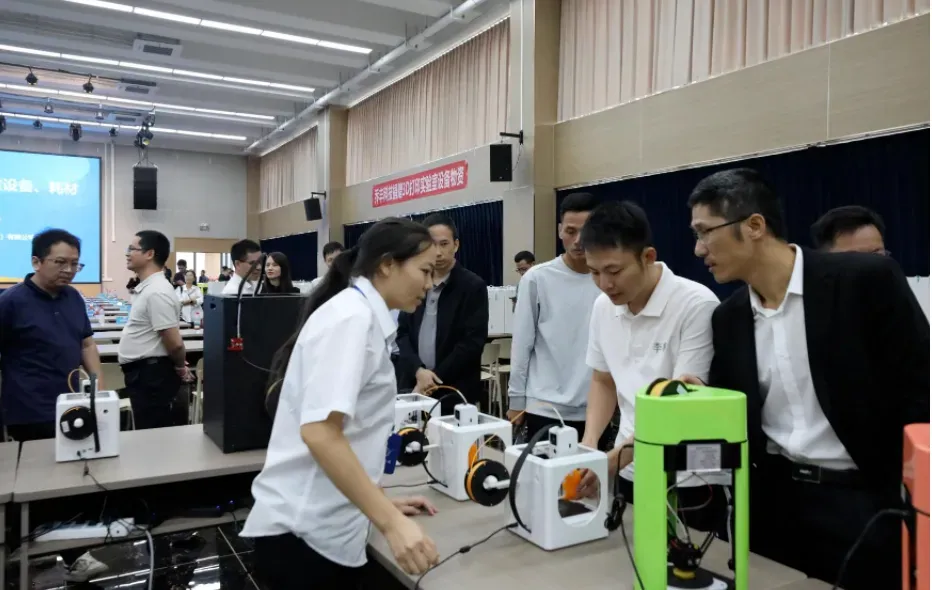 飞鹤教育公益助基层教师掌握3D打印教学；双一科技投产碳纤维车间，涵盖复合材料3D打印件；乔丰科技捐赠600余台设备，校企共建56所小学及科技馆实验室；海晏灵猫科技用3D打印开发文创并覆盖文旅市场。