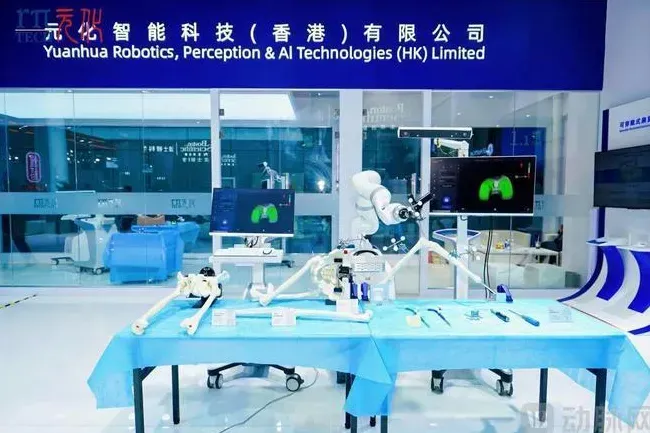 进博会显示3D打印正加速跨领域落地：骨科手术机器人以开放接口协同定制植入物，文化展商借增材制造创新古迹模型，国际专家分享定制髋关节等医疗实践，凸显个性化与跨学科融合。