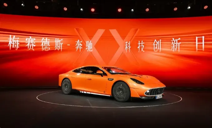 迪拜航展上，国产增材制造微型涡喷发动机首秀，凸显轻量化高性能突破；广州车展前夕，AMG GT XX以3D打印衬垫结合生物丝绸座椅，探索电动超跑环保与个性化内饰。