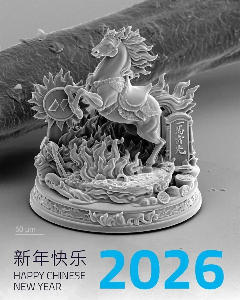 Nanoscribe团队将AI生图、MeshyAI转3D网格与QuantumX双光子聚合衔接，约一小时打印「火马」微雕，并以真实马鬃作尺度参照；文章介绍设备100纳米最小特征能力及微纳定制应用。