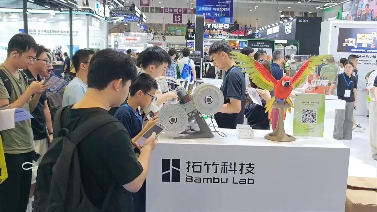 从A2L大尺寸减震、X2D双料支撑下放，到H2S/H2C专业分工及PLA Pure食品接触耗材，拓竹以分层产品回应真实场景，展现消费级3D打印从参数竞赛转向体验细分。