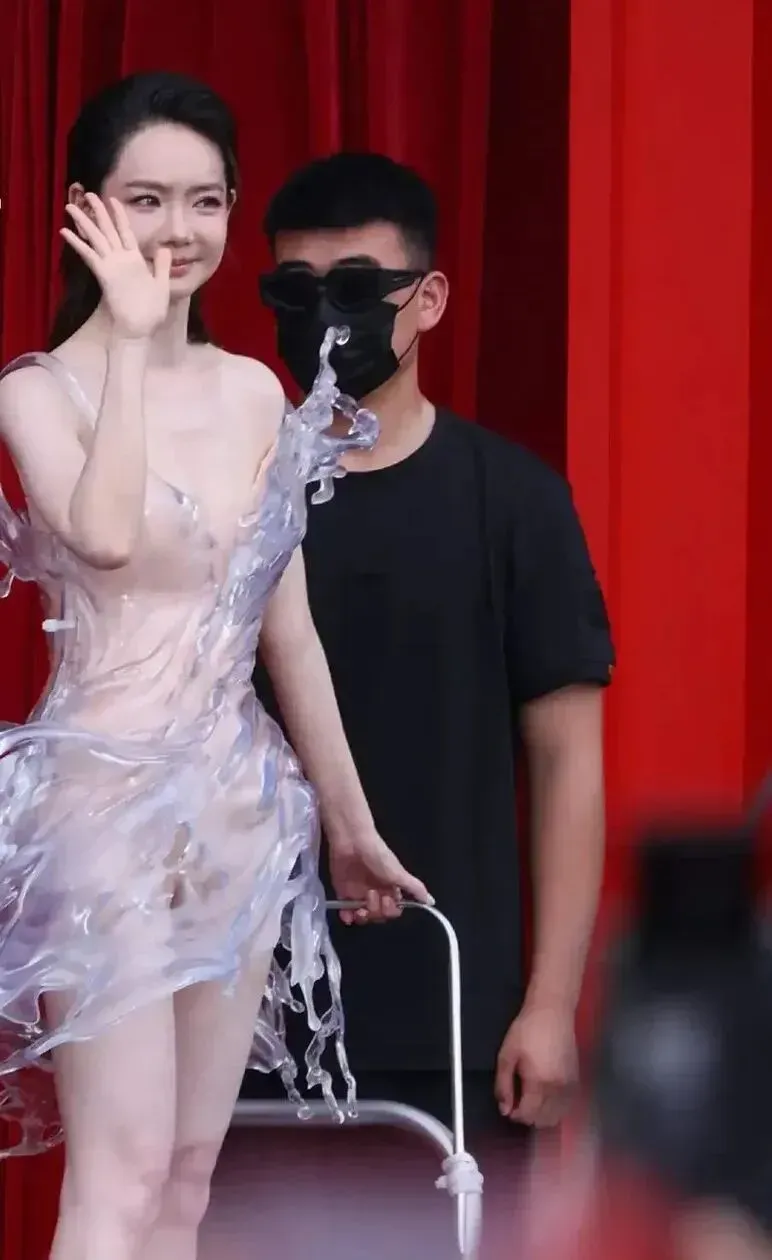 以戚薇芭莎之夜水花裙为案例，梳理真实泼水高速摄影、AI描边、逐帧建模、透明树脂实芯打印与手工细磨流程，解析16公斤重量成因及穿戴限制，并讨论3D打印时装的工艺边界与先例。