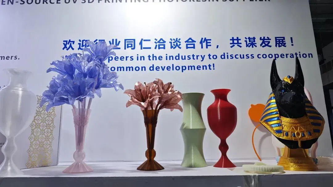 正墨科技以PLA/PETG多效果耗材切入市场，联合设计师推出梅子青等独有配色，并针对哑光、丝绸系列增韧改性，以配色独创与材料性能形成差异化，规避低价同质化竞争，为出海建立品类认知。