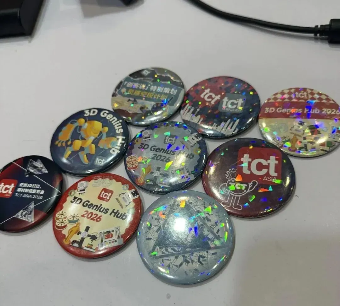 作者在TCT深圳展以志愿者协作Genius Hub胸针制作，集齐九款徽章，并观察到该区域为设计师、创客与早期创意保留了低商业化的展示空间，建议官方继续加码。